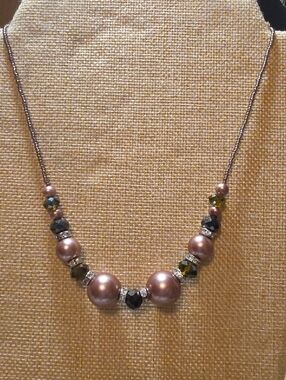 Faux Pearl Bead Accent Necklace in Mauve Pink